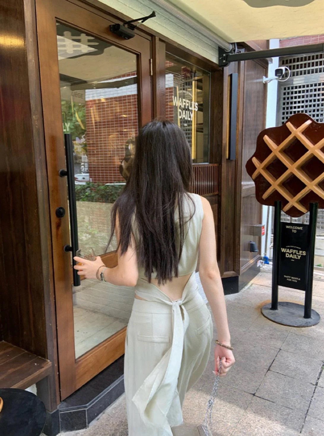 辣妹風蝴蝶結綁帶鏤空背心+高腰垂感拖地長褲兩件套套裝:圖片 16