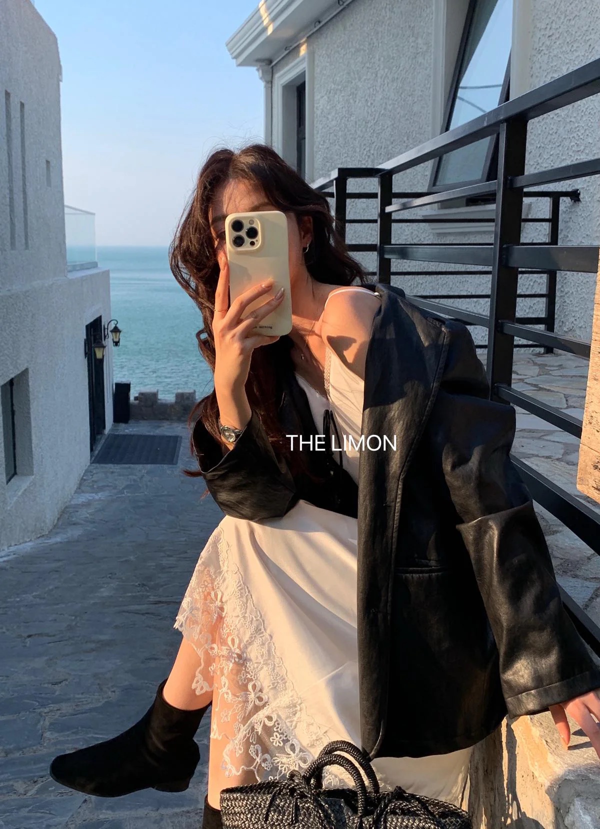 蕾絲拼接光澤感收腰吊帶連衣裙